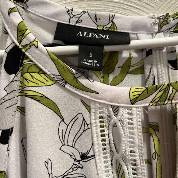 Alfani Off the Shoulder Sleeve Blouse. Size Small. Front Center V keyhole. - Picture 3 of 6